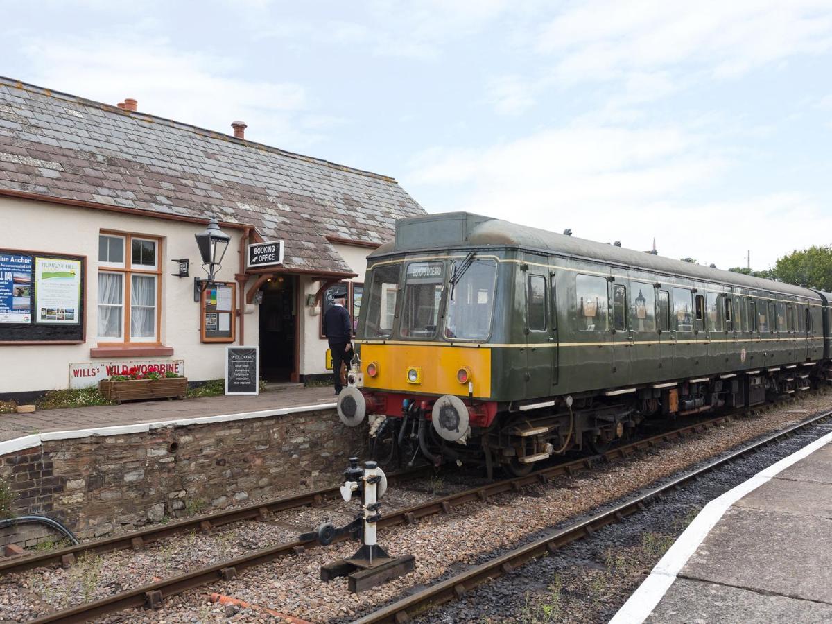 Tus Nua Carhampton